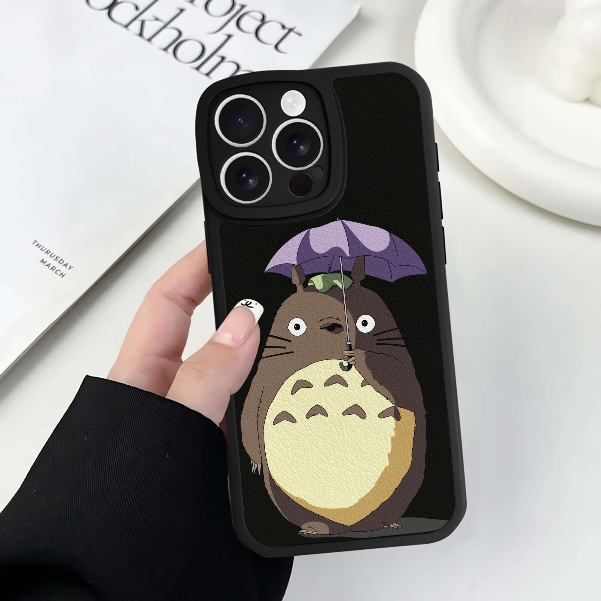 （画像用） となりのトトロ 草壁メイ 草壁サツキ My Neighbor Totoro Satsuki Kusakabe Mei Kusakabe 【iPhone 16シリーズ対応】シリコンスマホケース（レザー調） 材質：シリコン